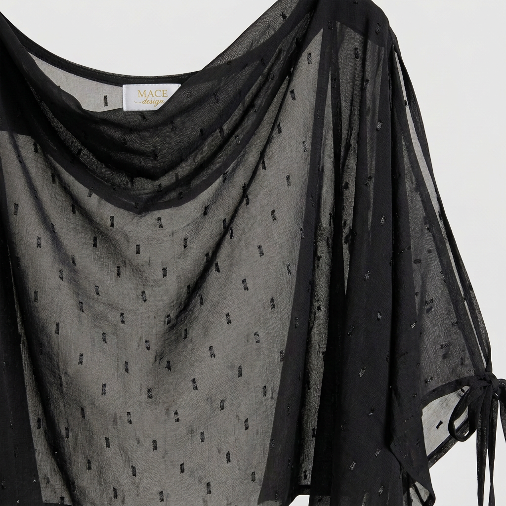 Detalle de blusa negra con etiqueta MACE design