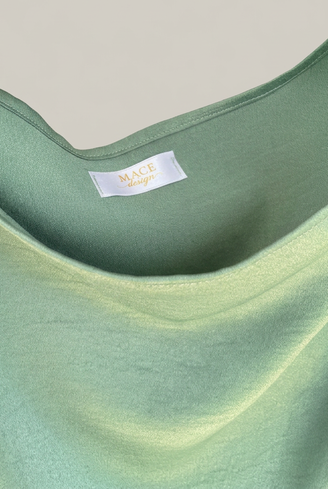 Detalle de la blusa y etiqueta sobre fondo limpio