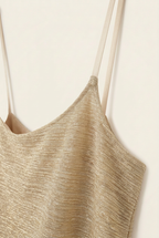 Detalle del escote y tejido de Top Mace