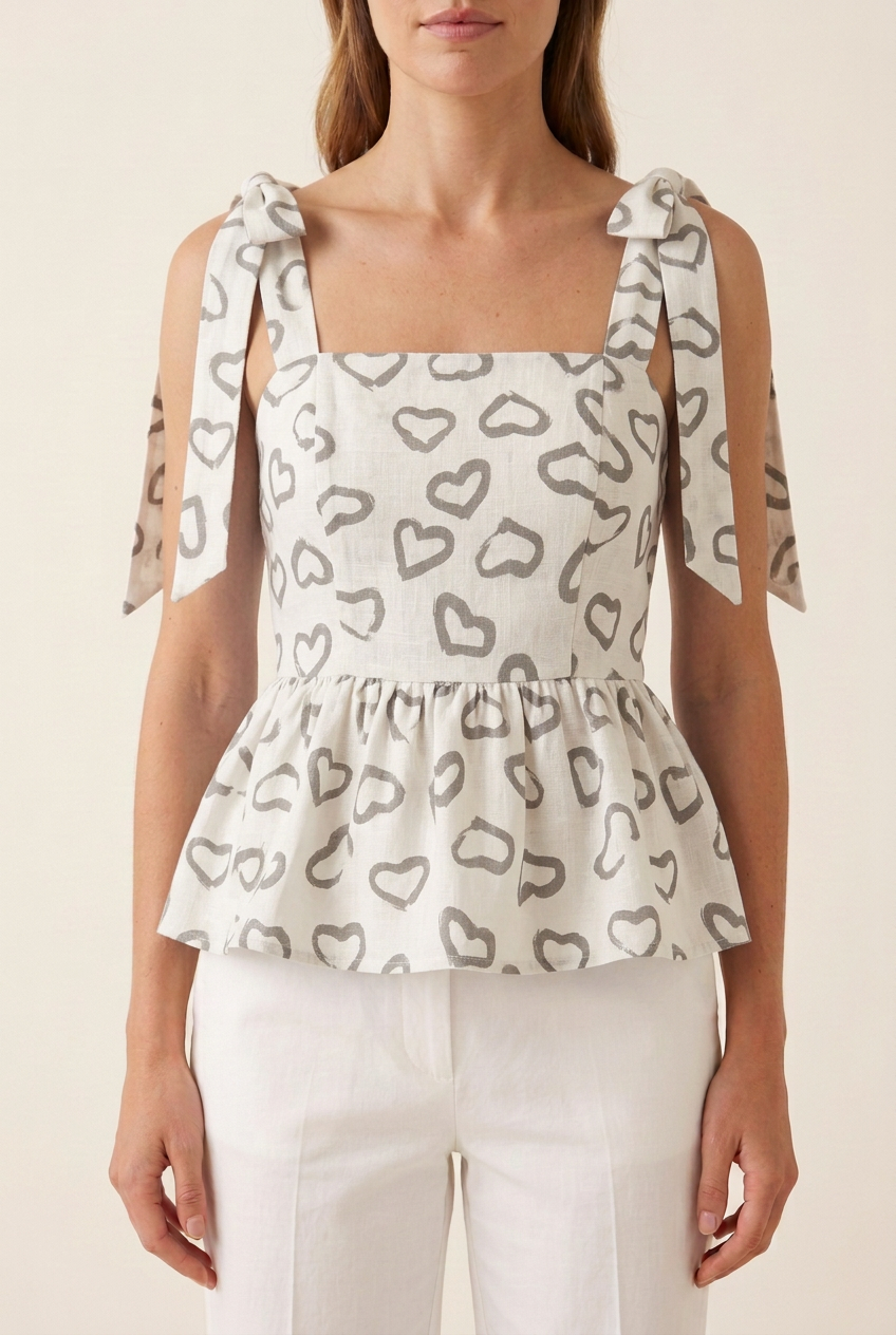 Fiori top de corazones grises con modelo