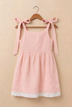 Vestido Amelí rosa con florecitas y perlas planas color perla en el canesú