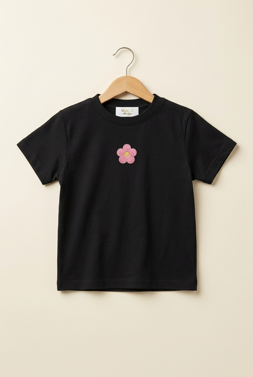 Camiseta infantil negra con flor rosa pequeña