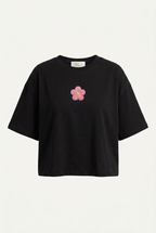 T-shirt women negra con parche pequeño de flor rosa