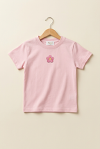 Camiseta infantil rosa con flor rosa pequeña