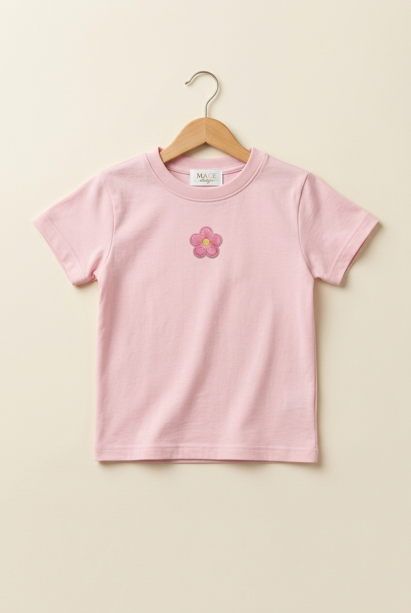 Camiseta infantil rosa con flor rosa pequeña