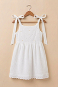 Vestido Amelí blanco con florecitas y perlas planas color perla en el canesú