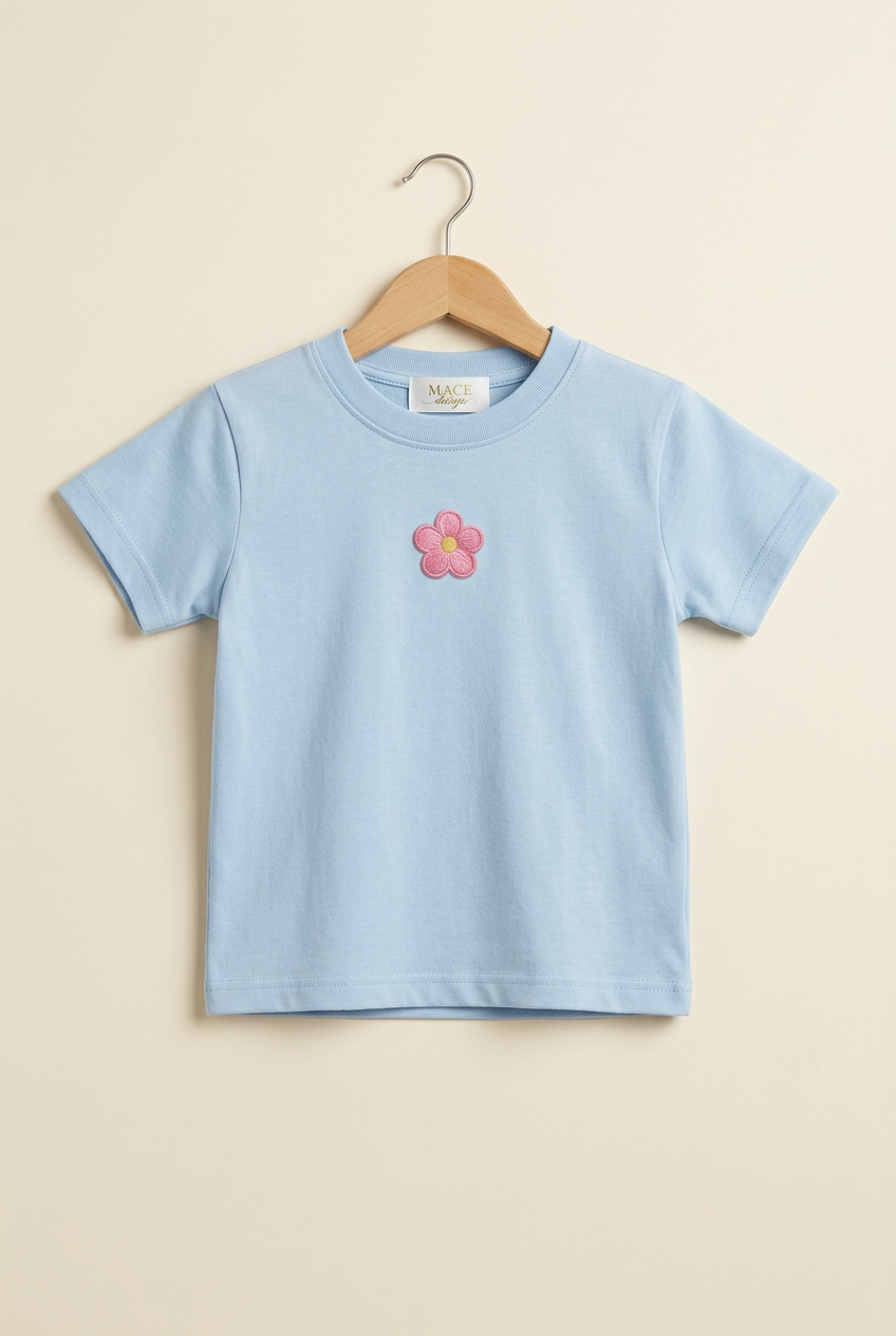 Camiseta infantil azul pastel con flor rosa pequeña
