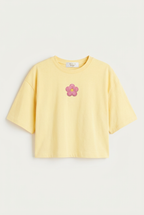 T-shirt women amarillo pastel con parche pequeño de flor rosa