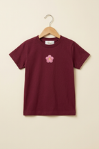 Camiseta infantil vino con flor rosa pequeña