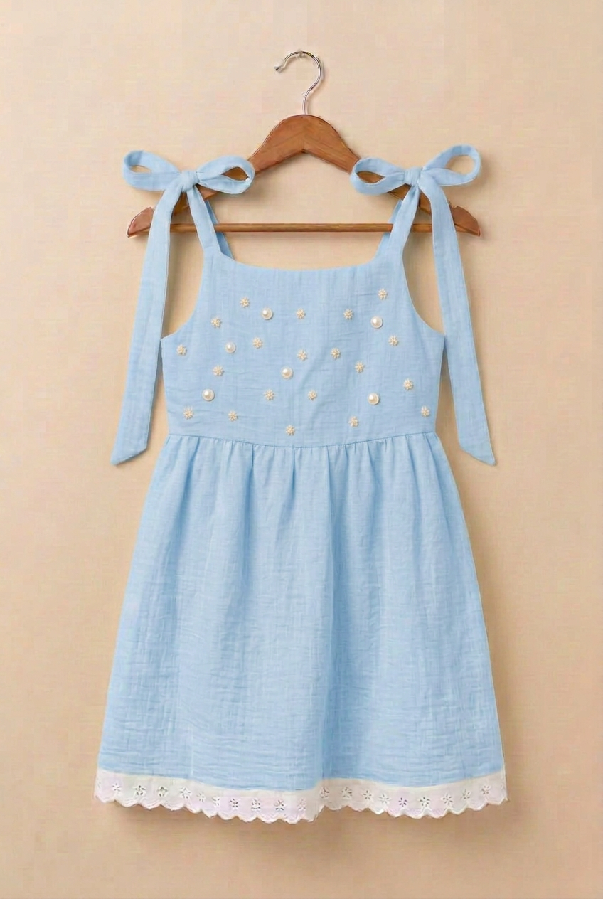Vestido Amelí azul pastel con florecitas y perlas planas color perla en el canesú