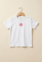 Camiseta infantil blanca con flor rosa pequeña