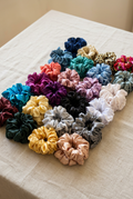 Scrunchies de la segunda referencia sobre lino claro