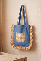 Tote azul con bolsillo y volante de vichy mostaza y crudo