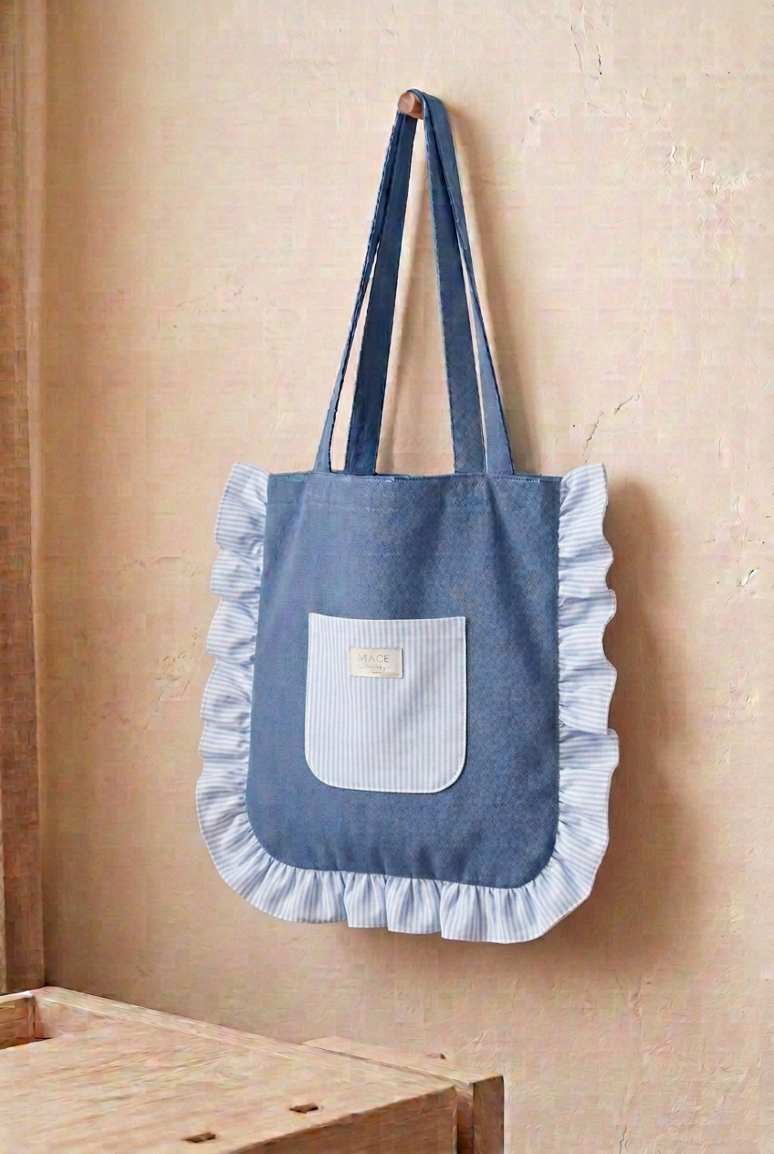 Tote azul con volante y bolsillo de rayas azul claro y blanco