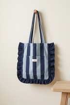 Tote compacta azul con bolsillo y marquilla