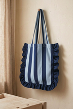 Tote de rayas azul oscuro y azul claro con volante azul marino liso