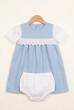 Vestido azul con puntilla blanca bordada