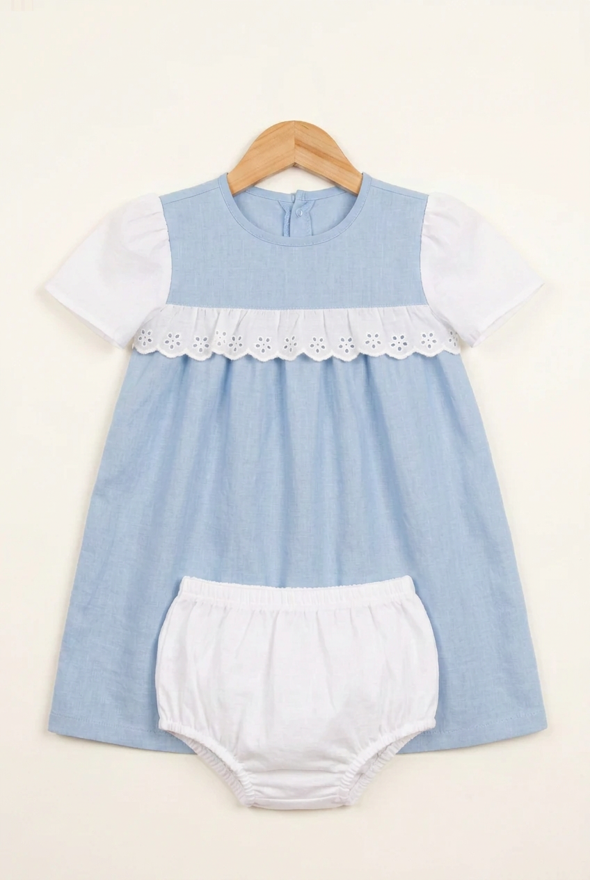 Vestido azul con puntilla blanca bordada