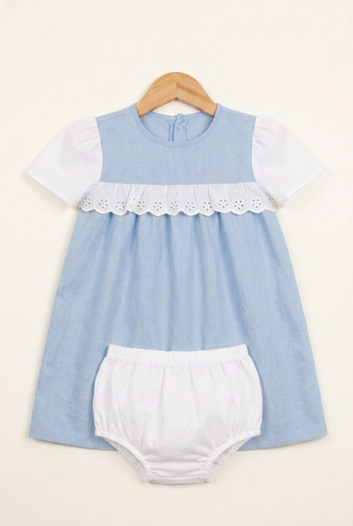 Vestido azul con puntilla blanca bordada