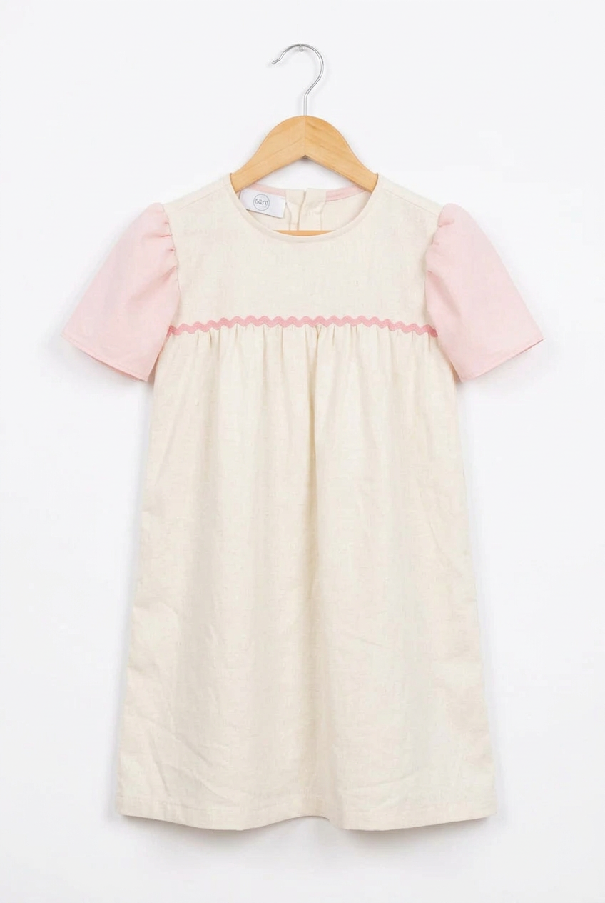 Vestido blanco crudo con percha de madera