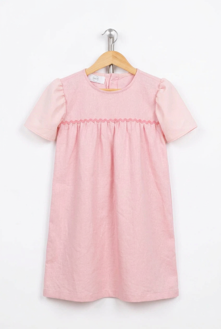 Vestido rosa pastel con percha de madera